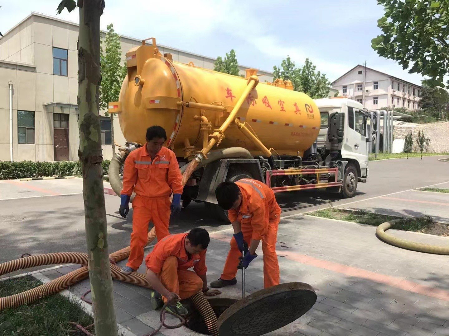 汪清管道疏通车停在窨井附近